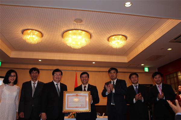 ທ່ານຮອງນາຍົກລັດຖະມົນຕີຈິ່ງດິ່ງຢຸງຢ້ຽມຢາມສະຖານທູດຫວຽດນາມປະຈຳຍ່​ີ​ປຸ່ນ